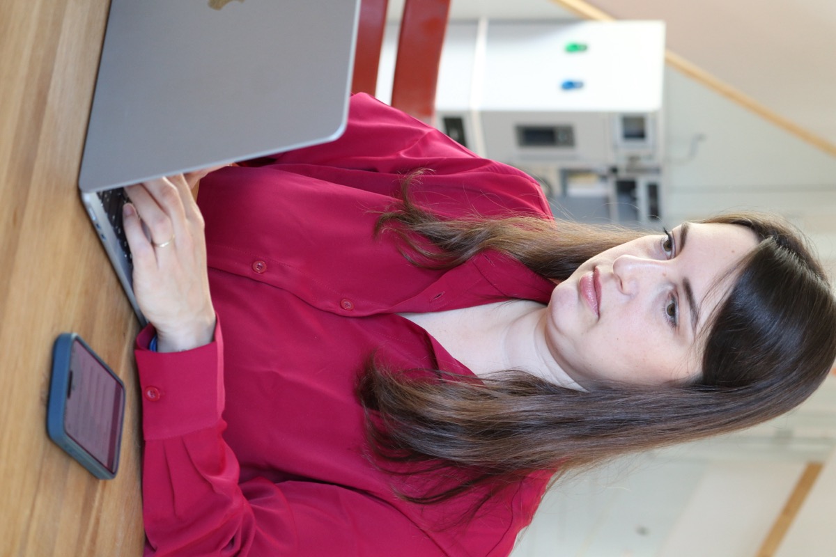 Sabrina Bihn arbeitet am Laptop an einem Website-Entwurf